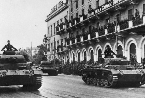 Немецкие солдаты на параде в Афинах. 1941 г. 