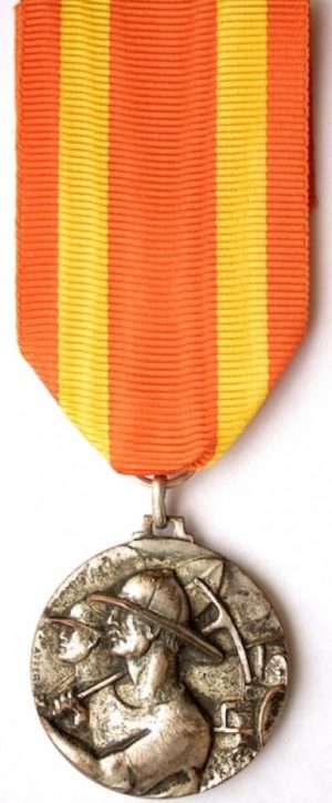 Аверс и реверс медаль «За работу в итальянской Восточной Африке» (1-й вариант).