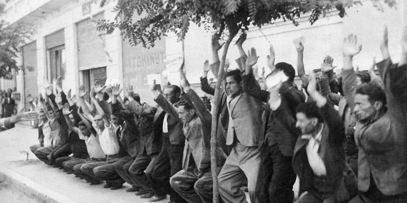 Издевательские занятие евреев гимнастикой на площади Элефтерия в Салониках. 1942 г.
