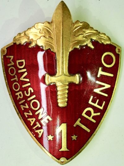 Армейские нарукавные дивизионные щиты.