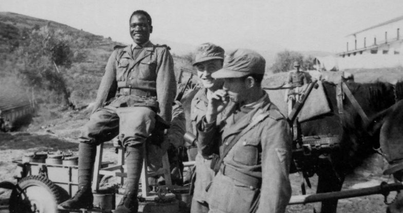 Солдаты 845-го немецко-арабского пехотного батальона вермахта у конной повозки. Ноябрь 1943 г. 