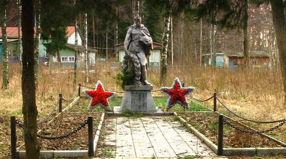 г. Приморск Выборгского р-на. Памятник, установленный на братской могиле, в которой похоронено 28 советских воинов.
