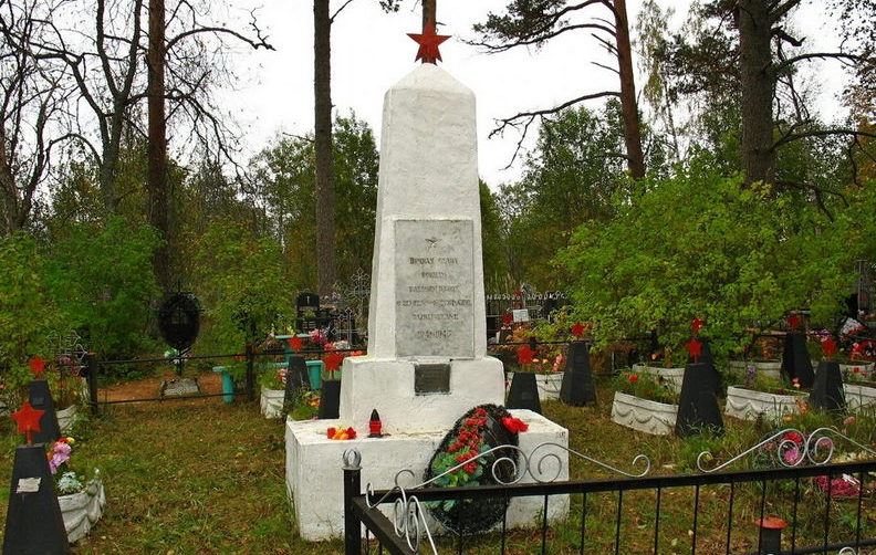 д. Большие Сабицы Лужского р-на. Братские могилы, в которых захоронен 161 советский воин, в т.ч. 111 неизвестных.