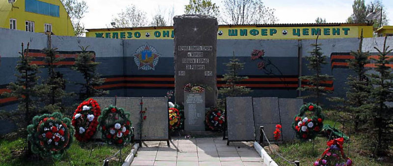 п. Мурино Всеволожского р-на. Памятник погибшим землякам по улице Центральной 17.