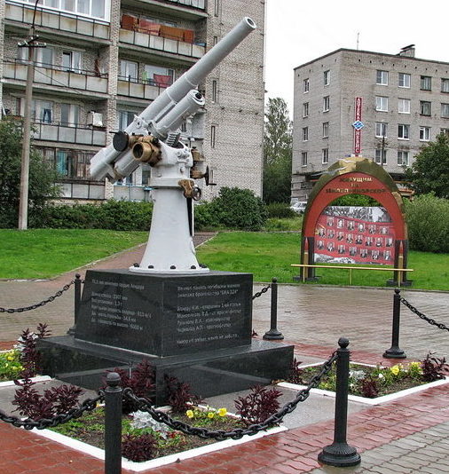 г. Приморск Выборгского р-на. Памятник морякам бронекатера ПВО №324, погибшим в 1944 году. 