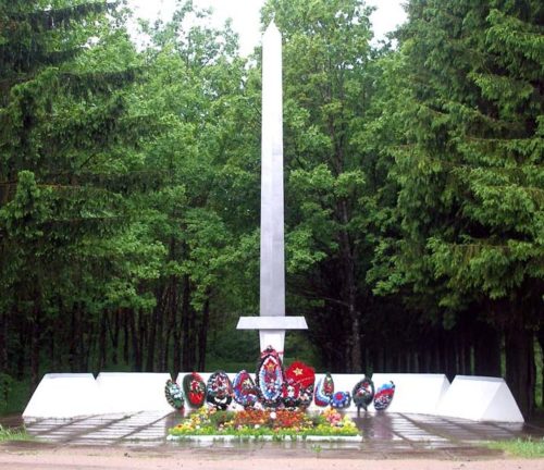 г. Волхов. Мемориал «Валимский рубеж» с надписью: «Здесь осенью 1941 года стояли насмерть воины 54 армии».