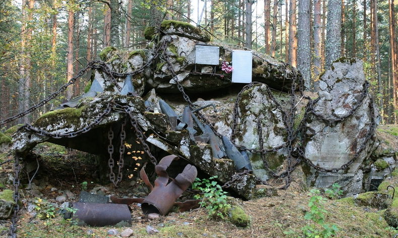 г. Приморск, Выборгского р-на. Памятный знак 15 саперам, погибшим на месте при взрыве командного пункта в 1941 году.