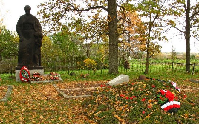 д. Великое Село Лужского р-на. Памятник, установленный у братских могил, в которых захоронено 358 советских воинов, в т.ч. 240 неизвестных. 
