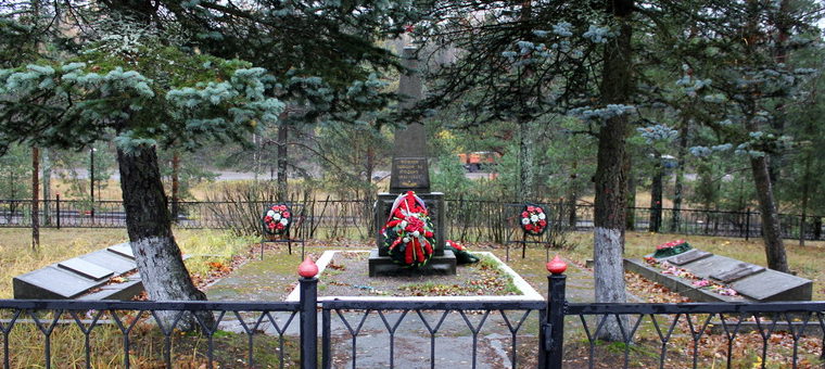 п. Пруды Выборгского р-на. Памятник, установленный на братской могиле, в которой похоронено 323 советских воина.