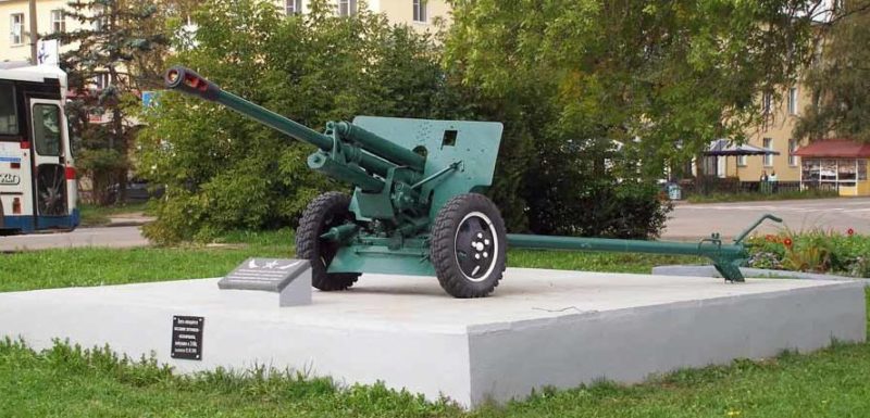 Памятник-пушка 76-мм ЗИС-3.