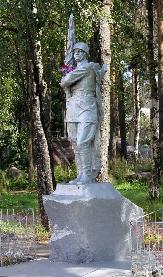 п. Пушное Выборгского р-на. Памятник воинам, павшим в годы Великой Отечественно войны.