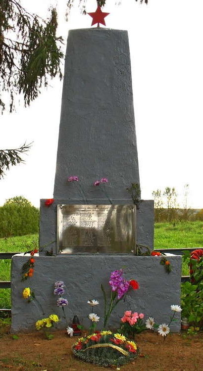 п. Волошово Лужского р-на. Памятники, установленные на братских могилах, в которых похоронено 82 советских воина.