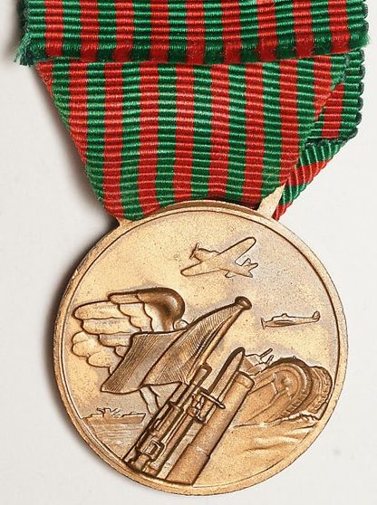 Аверс и реверс медали «За участие в войне 1940-1943».