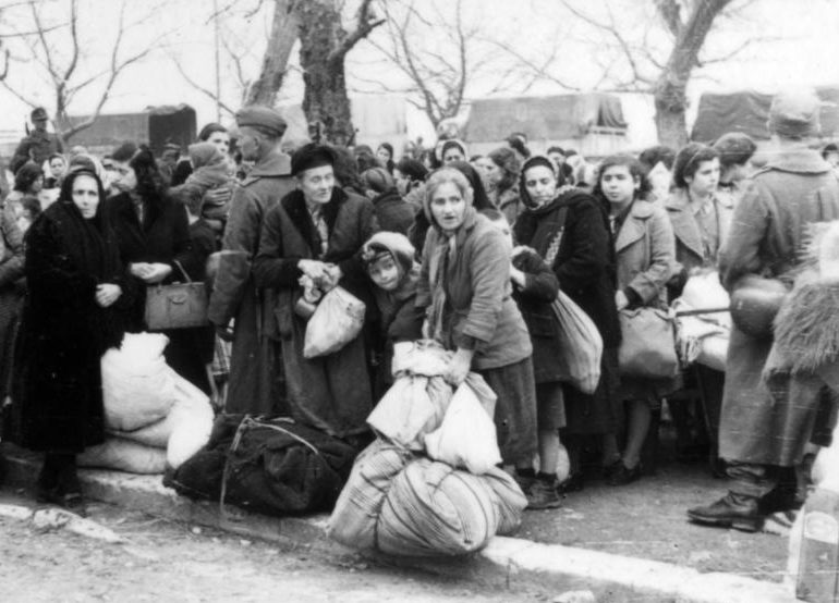 Евреи города Янина перед депортацией в концлагерь Освенцим. Март, 1944 г. 