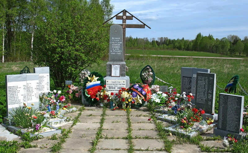 д. Гобжицы Лужского р-на. Памятники, установленные на братских могилах, в которых похоронен 81 советский воин.