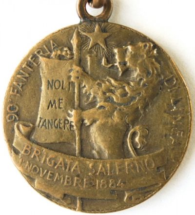 Аверс и реверс памятной медали 90-го пехотного полка бригады «Salerno». Медаль изготовлена из бронзы, диаметр - 32 мм.