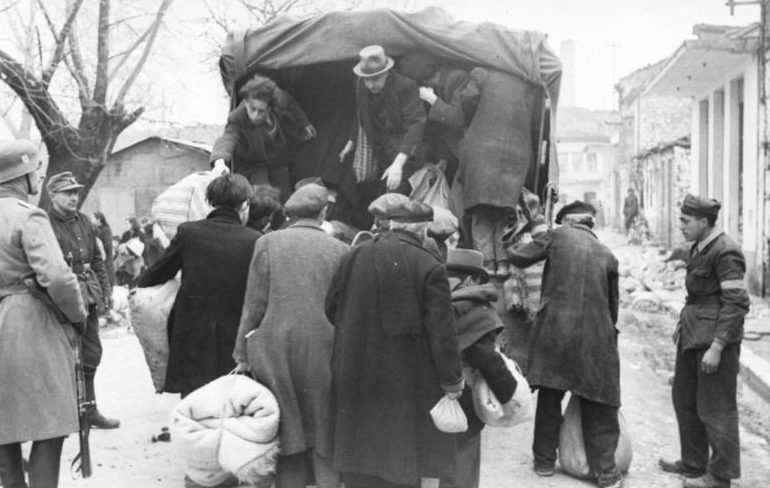 Евреи города Янина перед депортацией в концлагерь Освенцим. Март, 1944 г. 