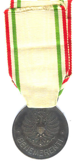 Аверс и реверс серебряной медали «За заслуги перед Красным крестом» (Medaglia d'argento al merito della Croce Rossa Italiana). Королевство.