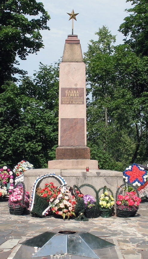 п. Рощино Выборгского р-на. Памятник по улице Советской, 12, установленный на братской могиле, в которой похоронено 243 советских воина. 
