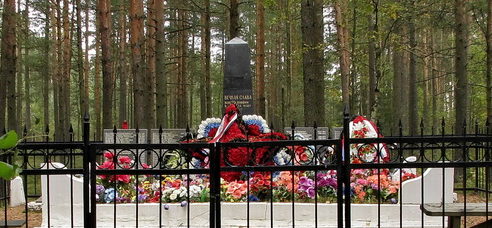 п. Рябово Выборгского р-на. Памятник, установленный на братской могиле, в которой похоронено 219 советских воинов, в т.ч. 20 неизвестных.