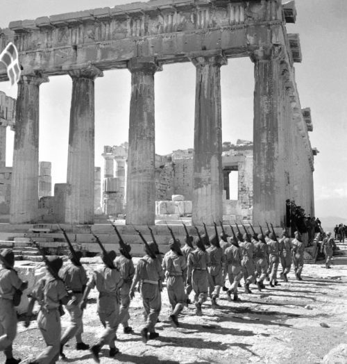 Колонна британских солдат подходит к Акрополю в освобожденных Афинах. Октябрь 1944 г.