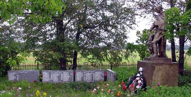 д. Загорье Лужского р-на. Памятник, установленный на братской могиле, в которой похоронено 68 советских воинов.