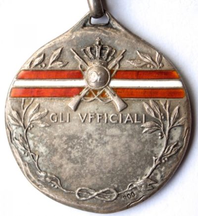 Аверс и реверс памятной медали 92-го пехотного полка бригады «Basilicata». Медаль выпущена в честь командира 92-го полка, полковника Умберто Савойского. Серебро, 800-й пробы, диаметр - 26 мм.