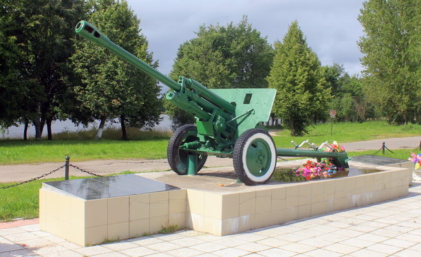 д. Иссад Волховского р-на. Пушка-памятник погибшим землякам. На мемориальных досках увековечено 113 имен погибших. 