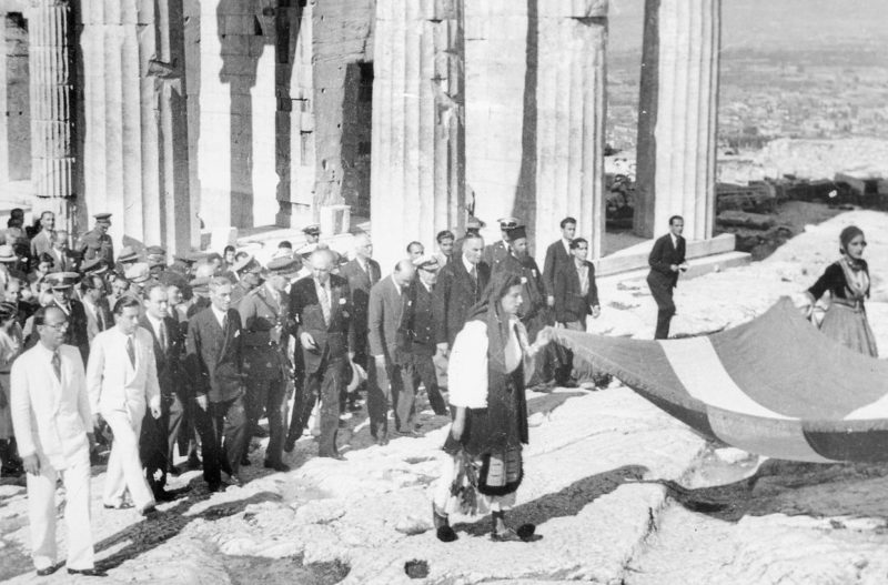 Премьер-министр Георгиос Папандреу на Акрополе после освобождения от нацистов. Октябрь 1944 г.