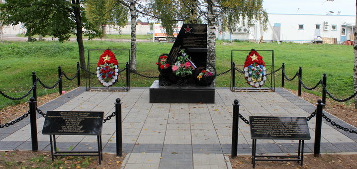 д. Кисельня Волховского р-на. Памятник погибшему экипажу бомбардировщика Пе-2 установлен в 2012 г. 
