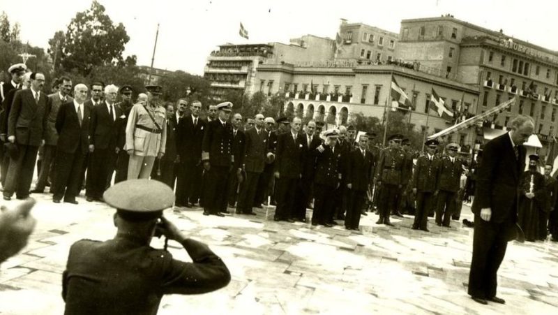 Члены правительства во главе с премьер-министром Папандреу возлагают венки к могиле Неизвестного солдата. Октябрь 1944 г.