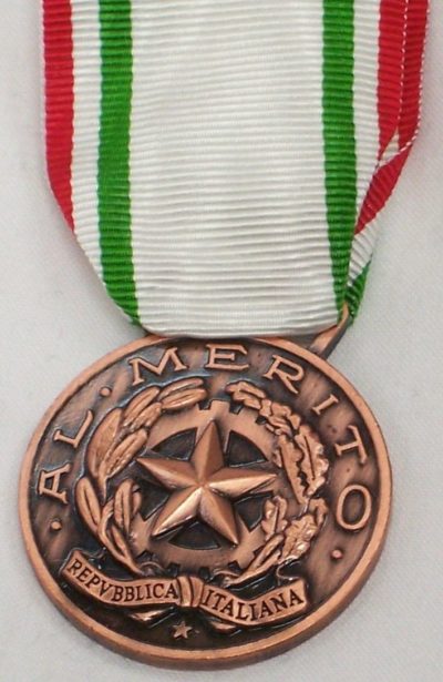 Аверс и реверс бронзовой медали «За заслуги перед Красным крестом» (Medaglia di bronzo al merito della Croce Rossa Italiana). Республика.
