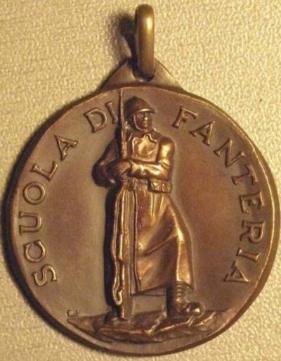 Аверс и реверс памятной медали школы итальянской пехоты.