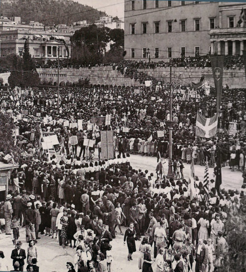 Антиправительственный митинг в Афинах после освобождения города от нацистской оккупации. 14 октября 1944 г.