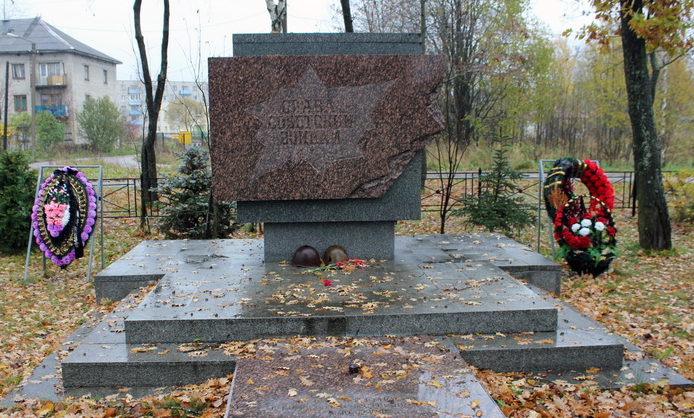 г. Светогорск, Выборгского р-на. Памятник по улице Победы, установленный на братской могиле, в которой похоронено 42 советских воинов, в т.ч. 32 неизвестных.
