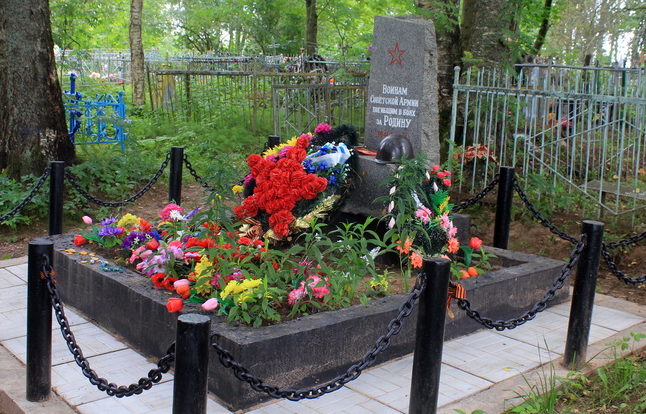 с. Колчаново Волховского р-на. Братская могила советских воинов на кладбище.