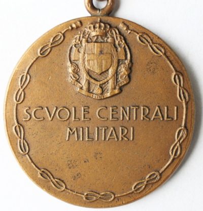 Аверс и реверс памятной медали Центрального военного училища. Медаль изготовлена из бронзы, диаметр – 28 мм.