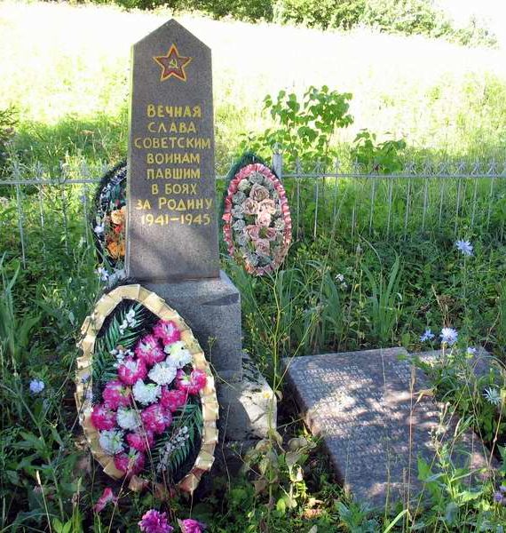 д. Клюкошицы Лужского р-на. Памятник, установленный на братской могиле, в которой похоронено 20 советских воинов.