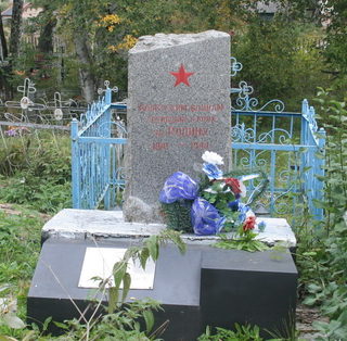 д. Черное Кировского р-на. Памятник на кладбище, установлен на братской могиле, в которой похоронен 81 советский воин. 