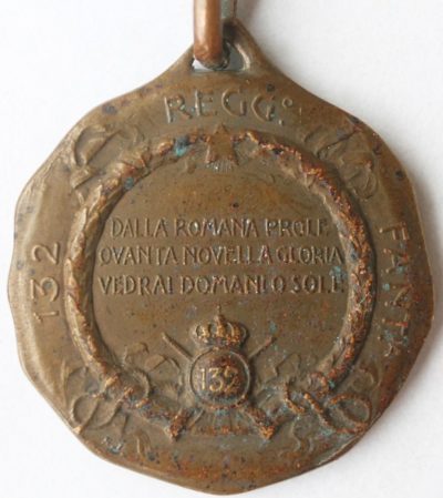 Аверс и реверс памятной медали 132-го пехотного полка бригады «Lazio». Медаль изготовлена из бронзы, диаметр – 26 мм.