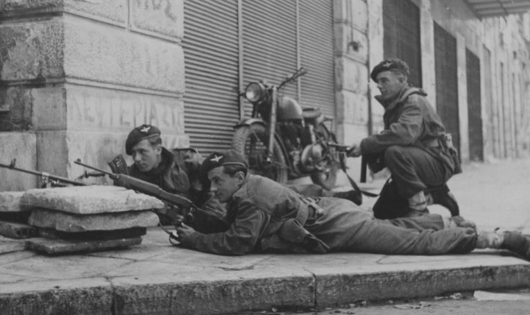 Британские солдаты на улице Афин во время боев с Народно-освободительной армией Греции. Декабрь 1944 г. 