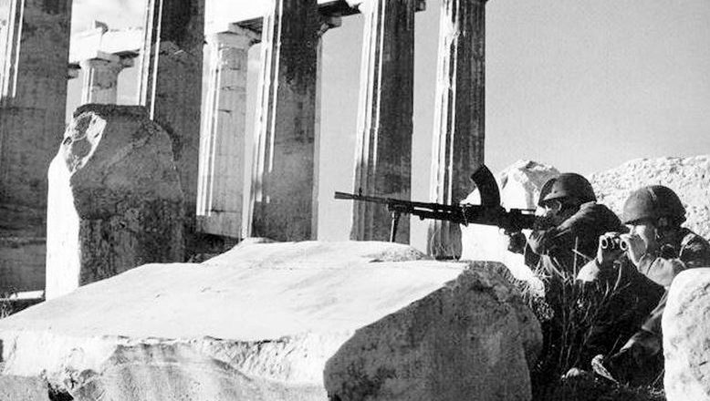Британские парашютисты держат оборону на Акрополе в Афинах. Декабрь, 1944 г.