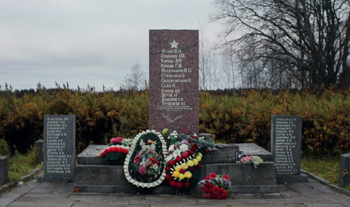  п. Свободное Выборгского р-на. Памятник, установленный на братской могиле, в которой похоронено 80 советских воинов.