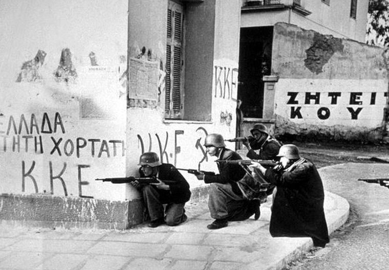 Бывшие коллаборационисты во время боёв в Афинах. Декабрь 1944 г.