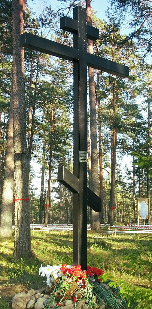 п. Свободное Выборгского р-на. Памятный крест, установленный у братских могил, в которых похоронено 92 советских воина. 
