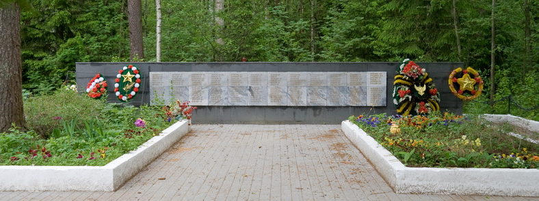 п. Симагино Выборгского р-на. Памятник, установленный на братской могиле, в которой 170 советских воинов, в т.ч. 150 неизвестных. 