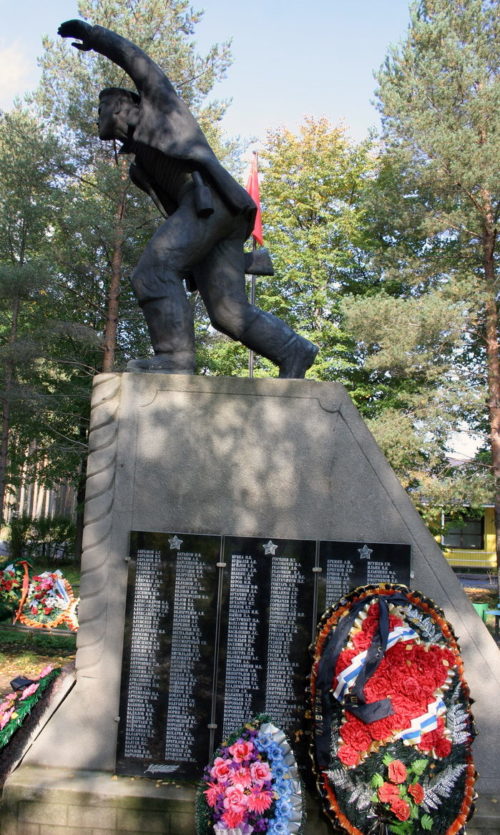 с. Паша Волховского р-на. Памятник, установленный на воинском кладбище, где похоронено 780 советских воинов. Здесь же похоронен Герой Советского Союза К. А. Кулик.