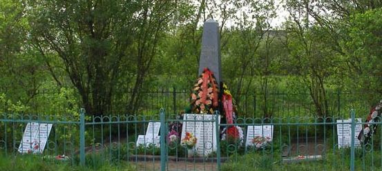 п. Ивановское Кингисеппского р-на. Памятник, установленный на братской могиле, в которой захоронено 140 советских воинов. 