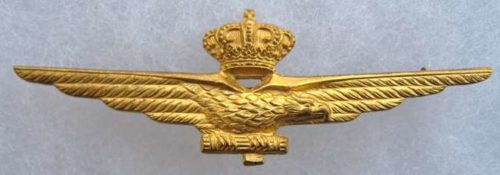 Аверс и реверс знака военного летчика в золоте. Королевство.