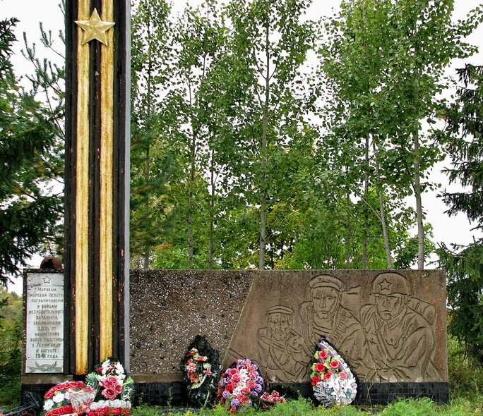 п. Советский Выборгского р-на. Памятник морякам морской пехоты, пограничникам и бойцам истребительного батальона, защищавшим подступы к Ленинграду в августе 1941 года. 